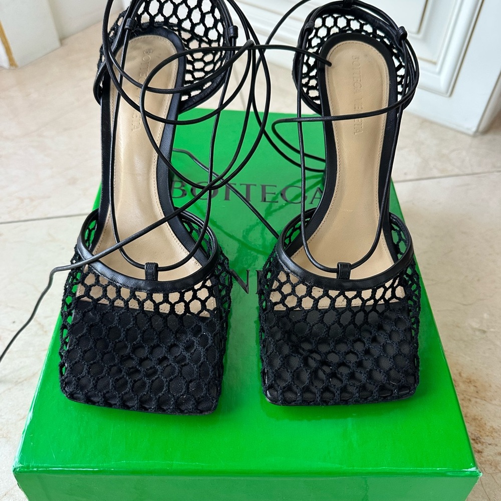 Worn one time very clean, no shows of wear. Excellent condition , size 9 US.